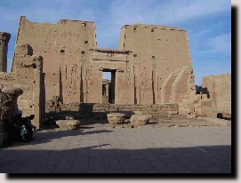 Le pylne monumental du temple de Edfou.
